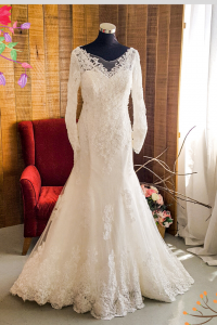 76LLWL03 LL Plus Long Sleeves V neck Chantily Lace Trumpet a Plus Size Bridal Gown Custom Make Malaysia,